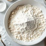 Ciotola con ingredienti secchi