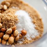 Nocciole frullate nel mixer