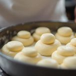 Panini formati e disposti su teglia infarinata.