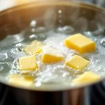 Acqua e burro che raggiungono il bollore