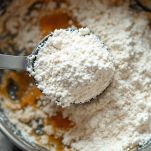 Impasto denso mescolato con cucchiaio