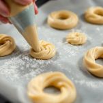 Ciambelline disposte sulla teglia