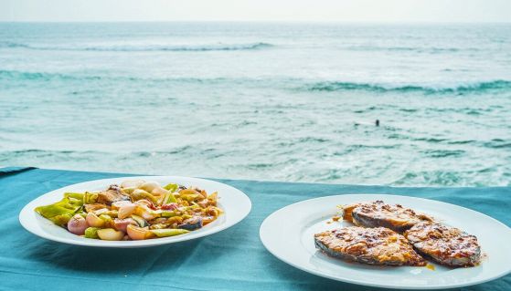 Piatti invitanti con il mare sullo sfondo