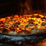 Pizza con base che inizia a dorarsi