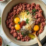 Impasto di carne macinata con uova e formaggio grattugiato