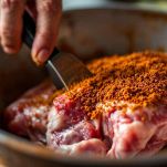 Carne ricoperta di spezie su tagliere