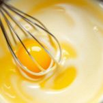 Ciotola con uova sbattute lisce