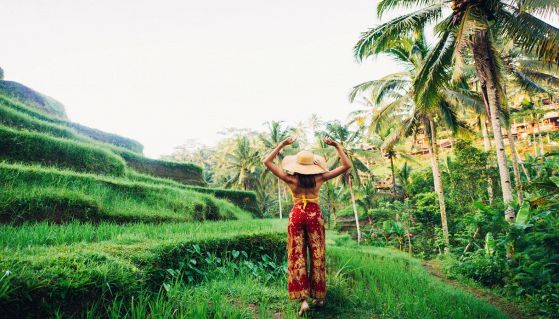 Ragazza visita le risaie a Bali, in Indonesia