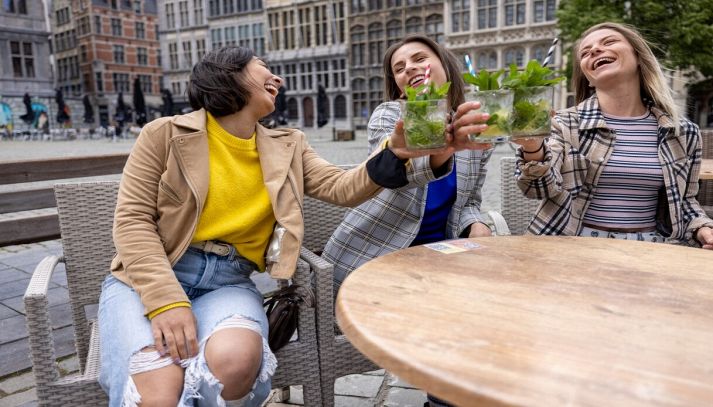 Ragazze allegre che bevono un cocktail