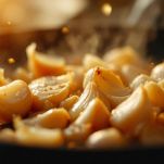 Padella con spicchi di aglio dorati