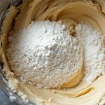 Spatola che mescola l’impasto del dolce