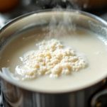 Latte con schiuma in ciotola