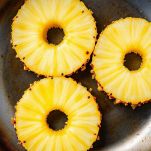 Fette di ananas con mezze albicocche