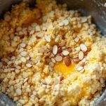 Ciotola con mandorle tritate e tuorli mescolati