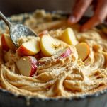 Mele immerse nella crema