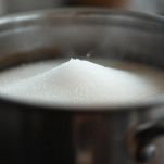 Pentolino con zucchero fuso ambrato