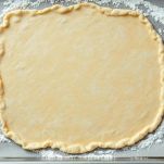 Rettangoli di pasta su teglia