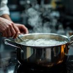 Ciotola su pentola per cottura a bagnomaria