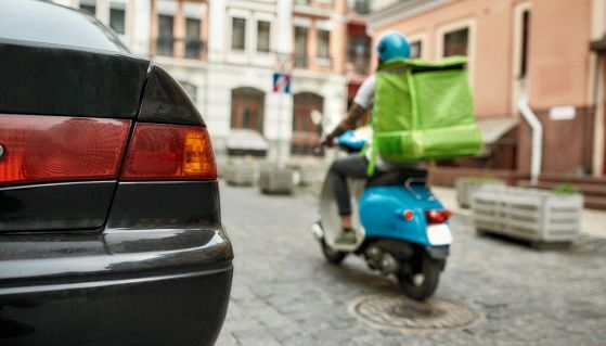 Rider che fa le consegne con lo scooter