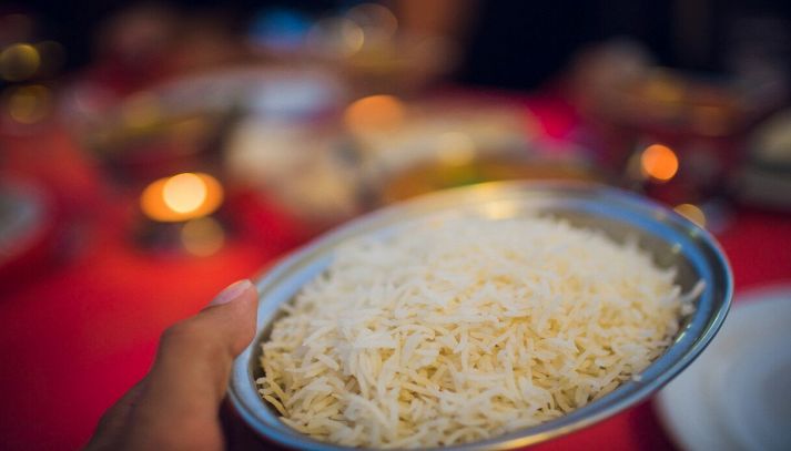 Riso basmati con luci soffuse sullo sfondo