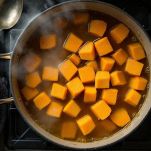 Cubetti di zucca nel brodo