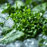 Foglie verdi immerse in acqua ghiacciata dopo la cottura