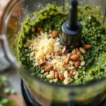 Frullatore con ortiche, Parmigiano e mandorle