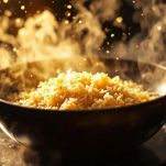 Padella con riso cremoso mescolato con mestolo