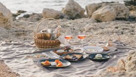 Romantico picnic con champagne e cibo fresco