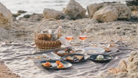 Romantico picnic con champagne e cibo fresco