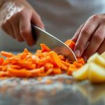 Verdure tagliate su piano di lavoro