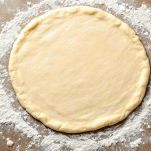 Pasta sfoglia sul piano di lavoro