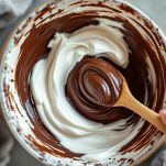 Massa soffice mescolata con cucchiaio