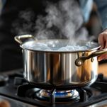 Casseruola con acqua calda sul fuoco