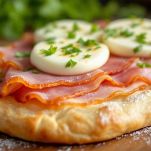 Base di sfoglia con prosciutto e mozzarella a fette