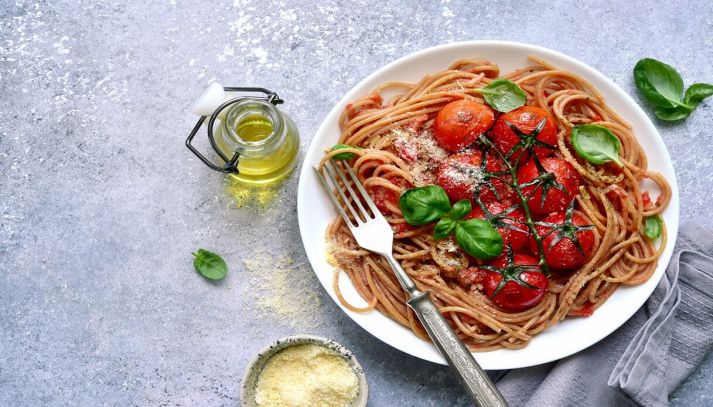 Spaghetti integrali con pomodorini, olio e basilico