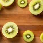 Fette di kiwi verdi su tagliere