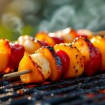 Frutta leggermente dorata sulla piastra