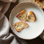 Ciotola con mollica di pane in ammollo