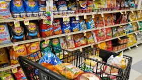 Supermercato, carrello con spesa poco sana