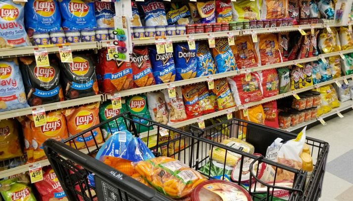 Supermercato, carrello con spesa poco sana