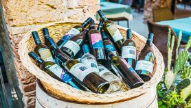 Bottiglie di vino all'interno di una cesta di vimini