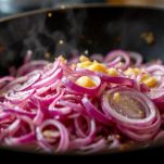 Padella con cipolla rossa in cottura