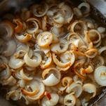 Pentolino con cipolla agrodolce in cottura