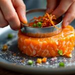 Piatto con tartare di salmone e cipolla agrodolce