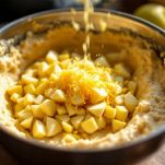 Mele a cubetti nell’impasto