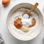 Farina e lievito in ciotola