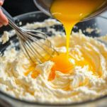 Uova aggiunte al composto