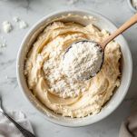 Farina setacciata nella ciotola