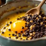 Noci e gocce di cioccolato nell’impasto